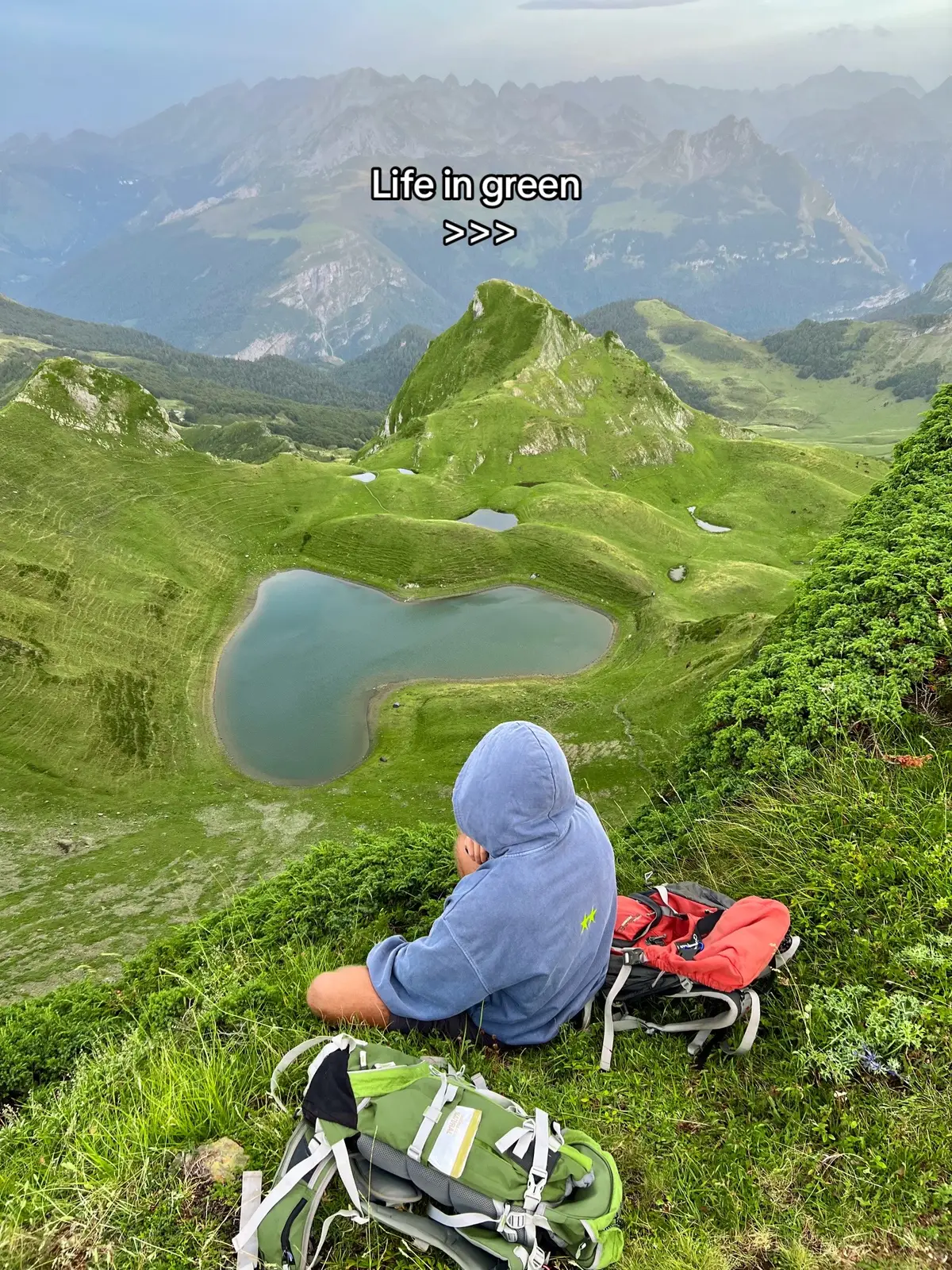 Vivir en color verde es increíble… ¿Pensáis lo mismo?  #eluakids #eluakidsonpoint #lugares #nature #verde #green #life #vidaenverde #fotos #españa #pyrenees #nortedeespaña #italia #dolomites #dolomitas  #italy #spain #españa #amigos #friends #lifeinpictures #viajes 