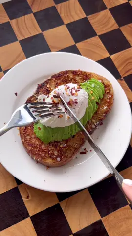 HALLOUMI CRUSTED TOAST 🤤 with honey, avocado, poached egg, salt, pepper & chilli flakes. #Recipe #breakfast 
