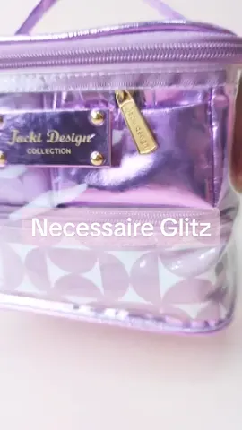 Descubra a funcionalidade do kit de necessaire de 4 peças da coleção GLITZ! ✨✨✨  #ColeçãoGLITZ #Lançamento #ColeçãoNova #Novidade #Necessaire #KitdeNecessaire #BolsaTransparente #OrganizaçãodeMake #fyp #ASMR #JackiDesign #JackiLovers