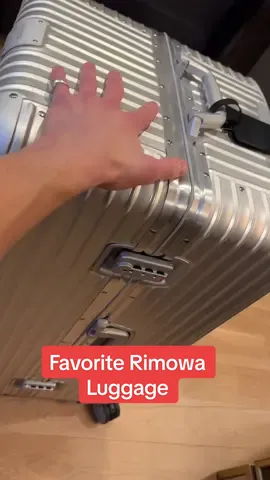 Shes earning more dents on this trip💫 (the travel hangers are my fav travel hack should be in my AMZ link in profile) #rimowa #travelhacksandtips #luggagetips 