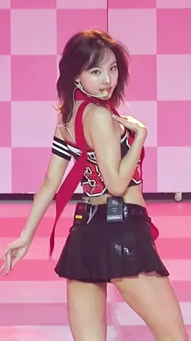 need to find a momo fc because this sub unit was made for me #nayeon #나연 #twice #트와이스 #fancam #nabongsluvr