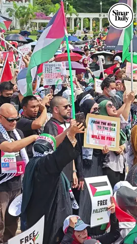 Thousands gather at Dataran Merdeka in KL today in a peaceful rally to show solidarity and support for the Palestinian people. #freepalestine #dataranmerdeka #Rally #Solidarity #SinarDaily