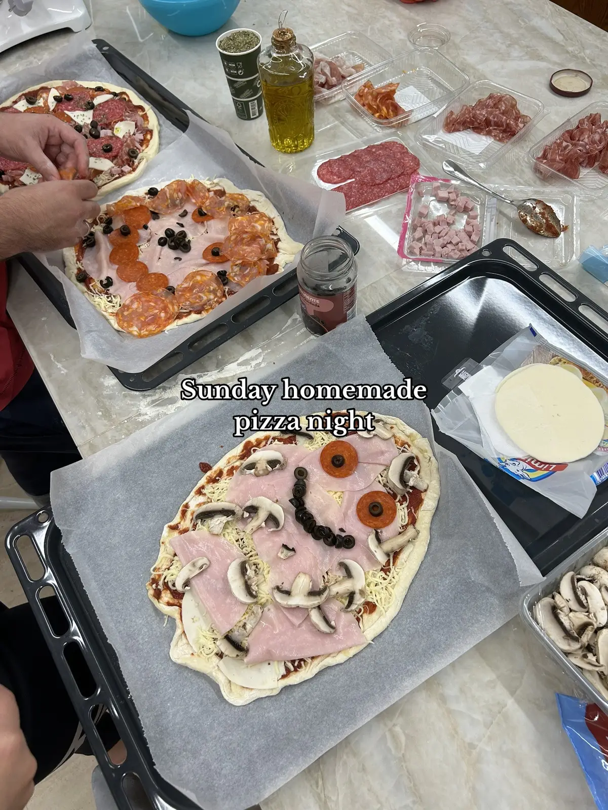 So so fun 🥹 #pizzanight #homemadefood #homemadepizza #homemadepizzanight #datesideas #trending #autumnactivities #autumndateideas 