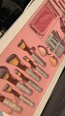 i don’t even wanna open it🥹🩷 #makeupbrushes #glitzandglambrushes #glitzandglambrushset #marshallsfinds #marshalls 