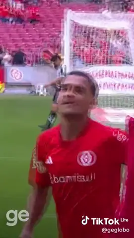 Alan Patrick aproveitou o erro do Santos e colocou a bola no fundo da rede com um GOLAÇO para o #internacional #santos #7x1 #gol #alanpatrick🇦🇹