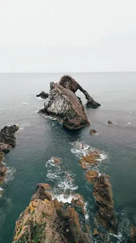 Bow Fiddle Rock, found in Portknockie, Scotland, is a fascinating geological wonder shaped by the relentless sea over centuries. Resembling an elegant bow or crescent, its unique form has captivated visitors and photographers, drawn to its beauty on the picturesque coastline along the North Sea. The rock's arched shape, seemingly sculpted by an artist's hand, stands out against the crashing waves, creating a harmonious natural symphony. During low tide, adventurous explorers can get closer to witness marine life clinging to its surfaces, adding an extra layer of fascination. Beyond its striking appearance, Bow Fiddle Rock holds special significance as a symbol of Scotland's untamed coastal beauty. As the sun sets, casting a golden glow on the rock, one can't help but feel awe and humility in the presence of such extraordinary natural artistry. It stands as a testament to nature's enduring power and Scotland's rugged landscapes. #Scotland #ScotlandTikTok #ScotlandTravel #ScotlandForever #TravelTikTok #TravelBucketList #PlacesToVisit #Scottish #ScottishHighlands #BowFiddleRock #RockFormation #Moray 🎞 IG/go.argus