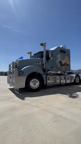 Take a tour with us showcasing the new Flexi Trans Mack Super Liner 😮‍💨 🥵 this thing is kitted out, custom spray, straight stacks and full interior spec for optimum driver comfort 👌🏼 #macktrucks #mechanics #australia #roadtrain #macksuperliner #horsepower