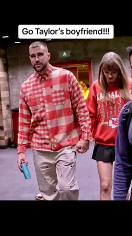 That’s her Man!! Taylor Swift and Travis Kelce hand in hand #taylorswift #traviskelce #willow #thatsmyman #swiftie #taylorsboyfriend #taylorswifttraviskelce #traviskelcetaylorswift #taylorsversion 