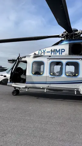 Dzień dobry 🌊 Offshorowa ciekawostka: Na platformę dostajemy się takimi helikopterami. Musimy być ubrani w specjalne kombinezony i kamizelkę z butlą z tlenem. LOT akurat na moją platformę trwa okolo 1,15 min. 🚁🌊 #offshore #funfacts #northsea #dc #dlaciebie #offshorelife 