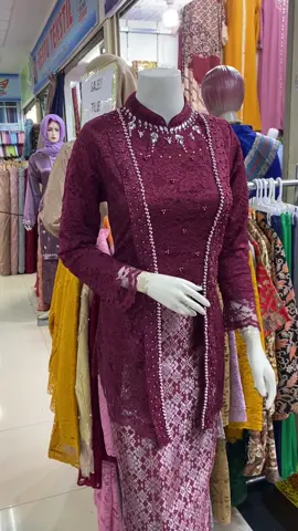 Secinta itu sama warna ini, set kebaya dan songket ngak nyampe 300 ribu 😍😍 cuma 200 san aja say  #kebayakutubaru #kebayasongket #kebayamodern #kebayalamaran #kebayawisuda 