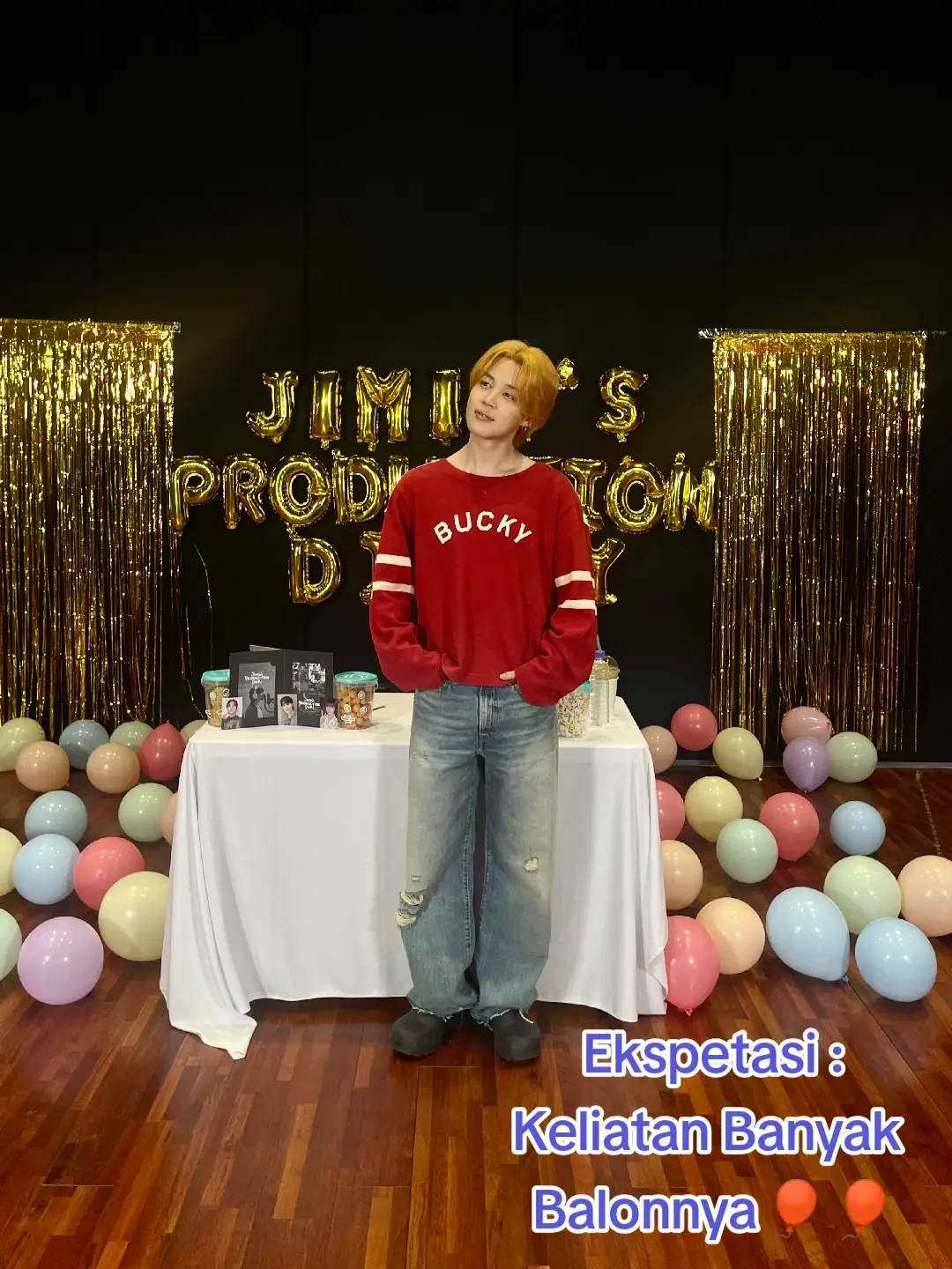 Ini nii yg sepanjang Live bikin Jimin ngikik🤣🤣 Ternyata gegara perkara balon yg keliatannya banyak banget padahal realitanya Balonnya cuma dikit dan ditaro berjarak biar keliatannya banyak😂😂 #jiminbts #parkjimin #jiminie #JiminLiveWeverse #JiminLiveWeverse 