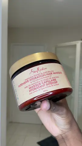 Produit utilisé: masque hydratant au miel de Manuka et huile de Mafura de @SheaMoisture Canada 🇨🇦🤎  🔹Le masque capillaire ou encore soin profond est cet élément qui va jouer un grand rôle dans ta routine.  🔹Que tu le fasses toi même à la maison, ou l’achètes en magasin, que tu le laisses poser 15min ou 30min ou 1h, je te recommande d’en faire un à chacun de tes washdays. 🔹Si tes cheveux ont aimé un masque, tu le sauras directement après l’avoir rincé grâce au touché et à leur état!  🔹 Personnellement, c’est mon moment préféré de mon washday, car après avoir rincé mon masque j’ai l’impression que mes cheveux ont repris vie 😅 (bien évidemment ci ceux-ci ont aimé le masque en question). #deepconditioning #hairmask #sheamoisture #washday #hairroutine #cheveuxcrepus #cheveuxbouclés #cheveuxafro #routinecapillaire #hairblogger #cheveuxnaturels #canada_life🇨🇦  