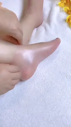 Silicone moisturizing socks, a must-have for autumn and winter #amazonfinds #gadgets #homeimprovements #homefinds #skincaretips #fyp 