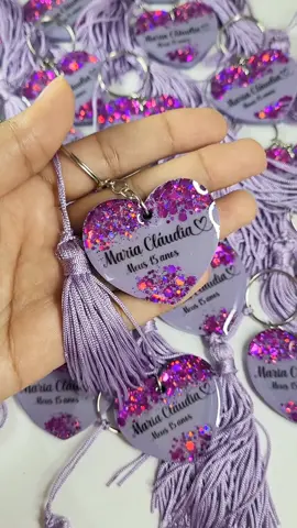 Vem acompanhar o processo de produção dessas lembrancinhas para aniversário de 15 anos. ✨️ #lembrancinhaspersonalizadas #chaveiroderesina #aniversario15anos #resinaepoxi  #personalizadosdeluxo 