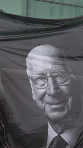“This club is about being a family. Being ‘United’.” Diogo Dalot pays a warm tribute to the late Sir Bobby Charlton ❤️