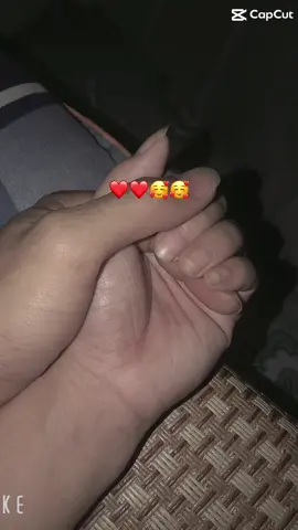 @Mẹ của cam ❤️❤️ 😊😊😊 đôi khi mệt mỏi ngày dài về chỉ cần một cái nắm tay khi ngủ của vk thôi cũng đủ ấm lòng và hạnh phúc rồi ☺️☺️☺️ nhớ lợn con của ck 🥰🥰