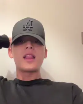 cekikikan setelah melepas topi😬#mingyu #seventeen #weverselive 