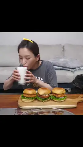Mukbang hamburger cre:Hamzy #TikTokAwardsVN2023 #hamburger #chicken #Master2023byTikTok #kimchi #xuhuong #fyp #mukbangkorean #mukbangkoreanfood #hamzy #mukbang #foryou 