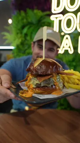 Probando la Hamburguesería de moda en Torrejón de Ardoz, Madrid 🍔 Ha sido un honor desvirtualizar a Ángel de @Carnicas Riaño y probar 5 BURGERS en La Demo, una Hamburguesería que lo está reventando y tienen un surtido de Carnes para todos los públicos: hay maduraciones suaves, wagyu y hasta Buey. Por no hablar de la que sacan con Costilla que te va a dejar loco… Aviso: VES CON HAMBRE. 🎬 Mira el video de principio a fin porque te desvelo cual es la mejor que tienes que probar si o sí si vas a La Demo. Gracias a @La demo burger por contactarme para hacer un video en el restaurante. Adoro visitar negocios que están haciendo las cosas bien y prueba de ello es su éxito. A por más 💪🏼🔥 #lademo #lademoburger #torrejondeardoz #carnicasriaño