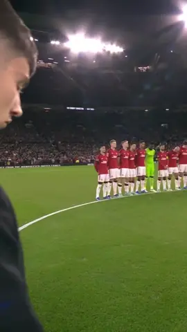 Old Trafford remembers Sir Bobby Charlton prior to kick-off ❤️