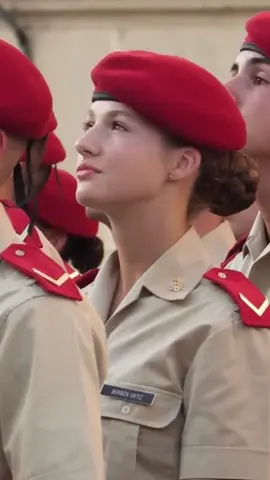 Leonor ejerciendo de militar 👑🇪🇸 Viva Su Majestad la Princesa Heredera 🫡 #leonordeborbon #sofiadeborbon #infantasofia #leonorysofia #coronaespañola #casareal #premiosprincesadeasturias #princesadeasturias #leonordeespaña #familiaespañola #sofia #leonor #reyfelipe #felipedeborbon #reinaletizia #letiziaortiz 