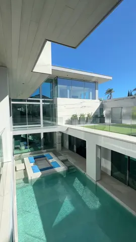 This house is insane! Rate it from 1-10? Designed by renowned architect Paul McClean #newportbeach #luxuryhomes #realestate 