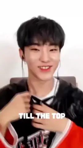 the way they acting like hoshi is carat, and carat is his idol😭He really enjoys it So cute help😭this is how we feel being a fan🤧 #hoshi #seventeen세븐틴 #caratと繋がりたい #kpopfyp #carat #saythename_17 #seventeen17_official ##svtcarat credit video to logo 
