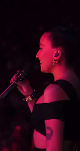 Yandı cihan bak bestesi mahur da Mecnunum sırra erdim o uğurda Gel de gör beni canım aşk neyledi Taştım bendimden yar çare zuhurda #düldül  #melikeşahin  #mabelmatiz 