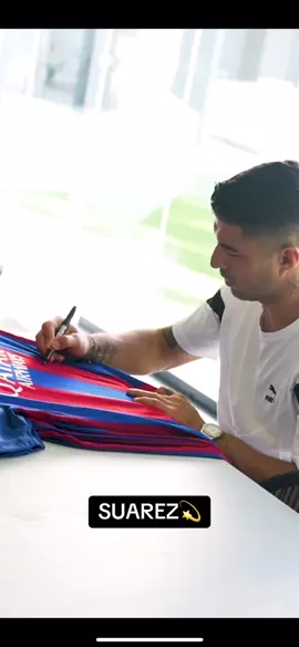 Suarez signs with Icons.com💫 #fyp #foryou #foryoupage #suarez #barcelona