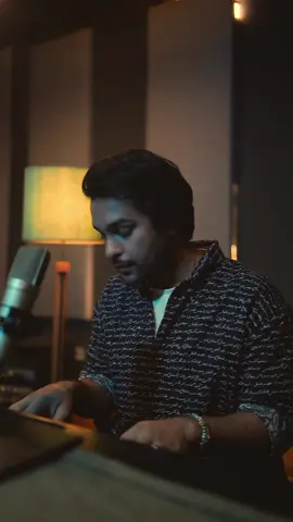 Toota hai sar pe aasmaa Khaali khaali dil ka jahaan Manzil na raahein na makaan, Marzi teri jitna rulaa Tooti bikhri dil ki dua Kehti ro ro ke bas tu aa, Teri meri Thi yeh daastaan Kyun aa gaya Koi teesraa, Aur vo bhi e mere yaar hamaare rehte Cheez meri thi jo gairon ko kyu de baithe Kaash tum ek dafa hum se aake keh dete Ho jaate haske hum juda, #foryou #fyp #fypシ #asimazhar #asimfam #asim #jotunamilamujhe #viral #favorite #emotions @Asim Azhar 