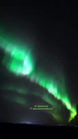Full video of the whole northern light hunt on my YouTube channel (Paul-Édouard Buyck) • If you want to join a northern light hunt with me, click on my website (link in bio) to find all the information to help you to prepare your trip the best way possible. (And booking via my instagram) • Write your questions in the comments. • #finland #lapland #rovaniemi #northernlights #auroraborealis #auroreboreale #auroraboreal