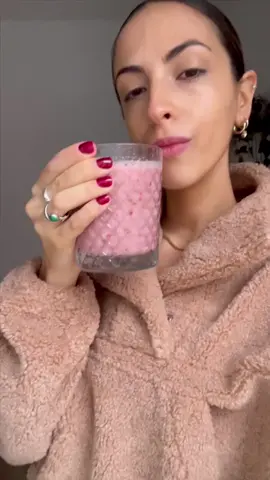 Si estas dejando las #pastillasanticonceptivas , tenes #doloresmenstuales , estás con #amenorrea o #endometriosis o #sindromedeovariopoliquistico te recomiendo hacerte este smoothie. En mi perfil de IG encontras el link a mi Guia de Nutricion & Salud hormonal femenina con un protocolo de alimentación paso a paso para restablecer tu equilibrio hormonal. #saludhormonalfemenina #saludhormonal #ciclicidadfemenina #ciclohormonal 
