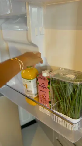 Quem aqui também ama organização da geladeira? 💫 Não é todo dia que a gente recebe caixas maravilhosas da @ouoficial né? Essas transformaram minha cozinha 🤍 Aproveitem nosso cupom: 🏷️LETICIALUGER20 #organização #organization #asmr #Lifestyle 