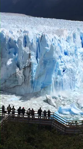 Desprendimiento en el Glaciar Perito Moreno por  @bruno.guiadeturismo.calafate que dice : . “✅️ El Guía, siempre atento para mostrar a su grupo un posible desprendimiento. 😉  📍Glaciar Perito Moreno  Patagonia - Argentina 🇦🇷.” . #peritomoreno #glaciar #elcalafate #glaciares #desprendimiento.