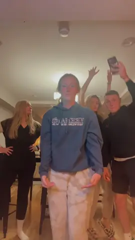 Good work ladies @Ryan Campbell @claudiafred @monicafred #no #fyp #henry #greenscreen #dance 