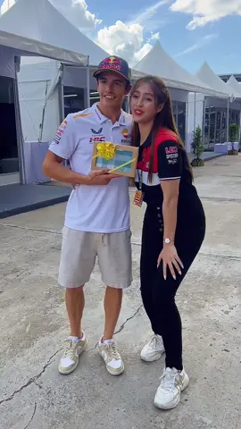 เอาผ้าขาวม้าไปฝากพี่มาร์ค อิอิ ใครเชียร์ #MM93 บ้างคะ #marcmarquez #ThaiGP #MotoGP #LEOMotoGP
