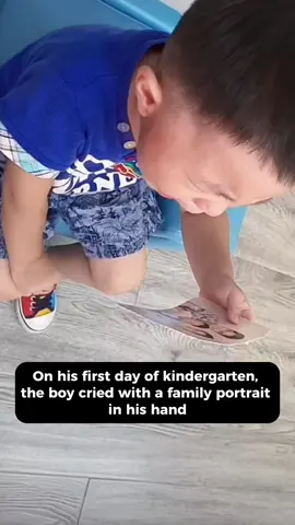 On his first day of kindergarten, the boy cried with a family portrait in his hand: this is my mother ಥ_ಥ #foryourpge #fyp #fypシ゚viral #fypシ #babytiktok #kids #cutebaby #boy #babytok #funny 