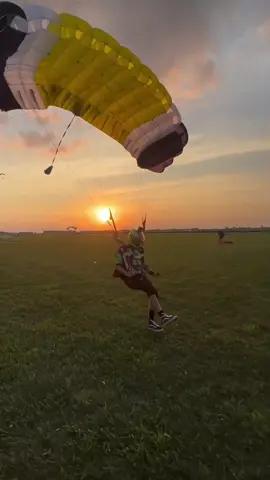 Shorter days mean swifter sunset thrill rides 🙌🌅 Watch (IG) Alec_beebe’s perfect landing from his @Performance Designs wing. Skydiving in Chicagoland offers stunning views of Lake Michigan, one of the largest freshwater lakes in the world. 🤩 #skydiving #chicagotrip 🎥 @Chicagoland Skydiving Center  