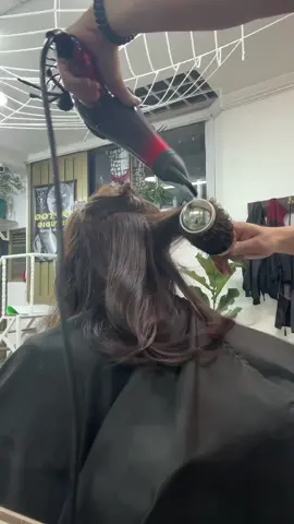 Un buen corte y blower … todo tipos de cortes y cepillados ! Agenda cita 👆🏻 . . . . . #cortepelo #blower #cortedama #cabello #pelo #hidratacion #viral #fypシ゚viral  #fypシ #parati 
