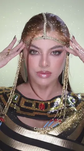 Who are you dressing up as this year? Posting the tutorial to this makeup today! 💛 #halloween #cleopatra #halloweenglam 