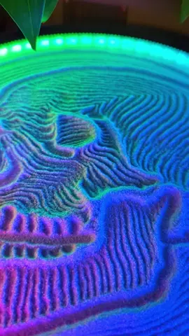 Get ready to be amazed! Watch as this Oasis Mini Kinetic Art Canvas magically turns glow in the dark sand into a mesmerising skull pattern - all with the help of a tiny little ball. This is truly an enchanting display and one you won't want to miss! #sandart #kineticsand #drawing #aesthetic #oasismini #relaxation #mesmerizing #art 