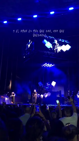 La monotonía no es necesariamente mala cuando uno la vive con la persona correcta. Que hablen @Morat que ellos siempre saben✨  #paratii #fypシ #morat #moratbanda #moratworldtour #conciertomorat #moratconcierto #fyp 