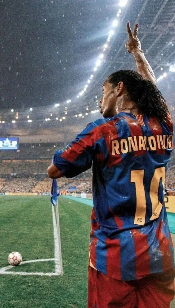 Nosso bruxo só vestiu camisa linda.😍🧙🏾‍♂️ #barcelona #camisasdetime #futebol #foryou #fy #fyp #viral #nike #ronaldinho #barça