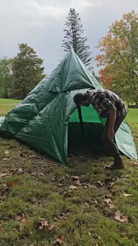An awesome tarp shelter by @woodsboundoutdoors 🏕 #shelter #survivalshelter #bushcraftshelter #survivalhacks #howtosurvive #outdoorsurvival 