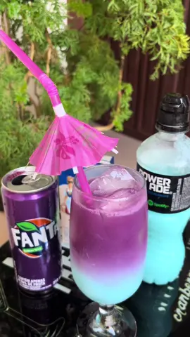 Delícia de drink 🍹😋 Para o drink sem álcool: 1 powerade azul  Leite condensado a gosto 1 Fanta uva Bastante gelo #drinksemalcool #drink #amodrink #drinkgostoso #drinkfuscaazul #bebidasemalcool 