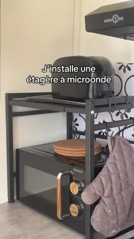J’installe une étagère à micro-onde dans ma cuisine pour optimiser l’espace ✨ Retrouve le lien de l’étagère sur ma page Boutique sur mon site internet ! #kitchenorganization #kitchen #rangement #rangementcuisine #organisation #kitchenhack 