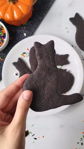 Black Cat Cookies flavored with black cocoa powder! 🐈‍⬛️ #fallcookies #fallbaking #halloween #halloweencookies #catcookies #halloweenbaking #halloweendesserts #sugarcookies 