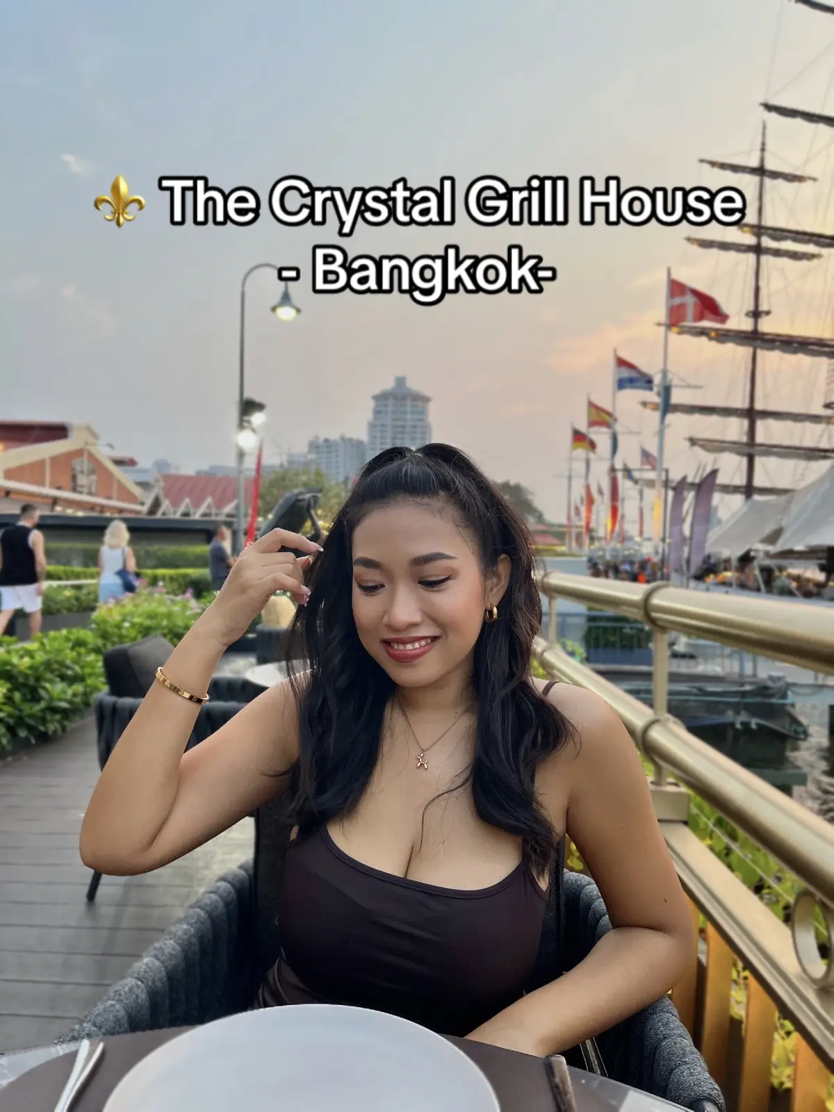 ร้าน The Crystal grill house 🍷 ร้านตั้องอยู่ที่เอเชียทีคค่ะ ร้านหรูหราสวยมากๆ บวกกับวิวที่สวยๆสุดๆ เพราะออยเลือกไปตอนเย็นพระอาทิตย์ตกพอดี ออยไม่ได้จองนะแต่โชคดีมากๆที่ได้โต๊ะนั่ง ถ้าใครจะไปแนะนำจองก่อนนะคะ เพราะร้านนี้ famous #dinner #ร้านอาหารในกรุงเทพ #bangkokrestaurant 