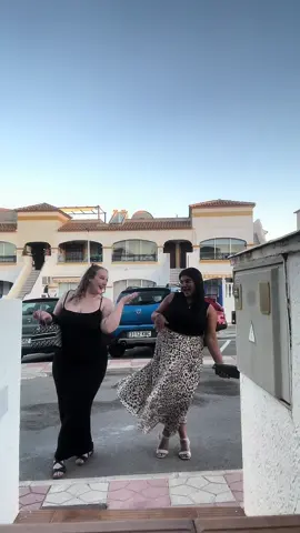 Gals trip to say see ya laterz summer 🌞🍹💗 #galstrip #fitcheck #frankocean #alicante #spain 