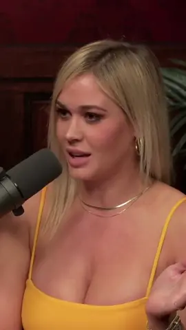 Lauren doesn't know what a bucket of wings is | First Date with Lauren Compton ft. Joe DeRosa #joederosa #laurencompton #firstdatewithlaurencompton #clipsfromthepods #capcut 